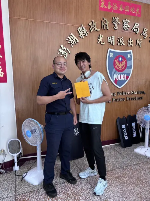 ▲蘇見信（右）到派出所領回遺失現金。（圖／翻攝自澎湖縣政府警察局馬公分局臉書）