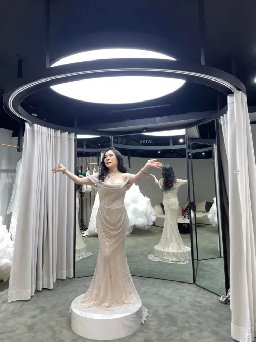 ▲李亞萍75歲了依舊身材曼妙，且不改幽默地模仿自由女神。（圖／翻攝自Threads @rou860209）