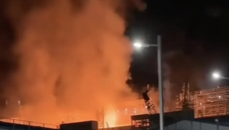 ▲高雄興達電廠二廠9日晚間疑因天然氣外洩而發生爆炸火警。（圖／記者爆料網）