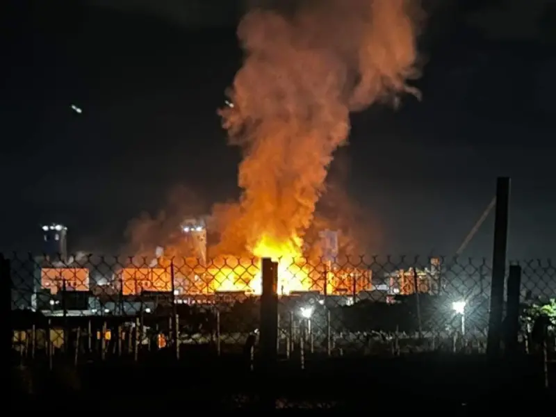 ▲位在高雄的興達電廠新2號機組，9日晚間8時許疑似因天然氣外洩而發生爆炸火警。（圖／翻攝自記者爆料網）