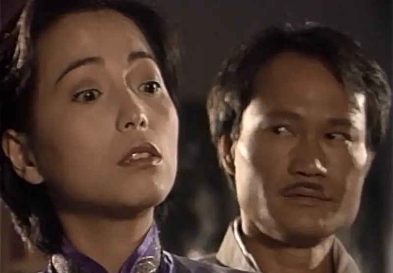 ▲苑瓊丹（左）和林正英（右）因為合演港劇《殭屍道長》擦出愛的火花，苑瓊丹近日接受訪問時透露，林正英會保護人，讓有俠女性格的她很欣賞，她也相信如果有人拿刀來砍她，林正英會為她擋刀。（圖／摘自结局_被翻阅_微博）