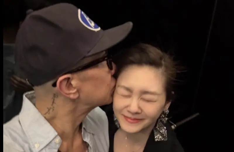 ▲大S（右）辭世滿一年，韓綜《名人生老病死的祕密》回顧她婚前早已吃不下、動不了，醫師指出二胎與產後昏迷是惡化轉折，具俊曄（左）日復一日守候身影令觀眾動容。（圖／翻攝自微博）