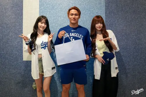 MLB／宮脇咲良、洪恩採現身道奇球場！與山本由伸合照令粉絲稱羨
