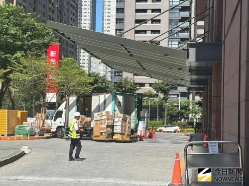 台中新光三越首批廠商今進貨 櫃姐：流浪半年回歸太開心
