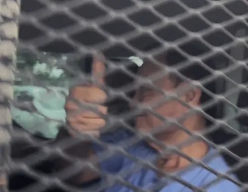 泰國前總理塔克辛入獄服刑一年　穿藍色囚服微笑比讚安撫支持者
