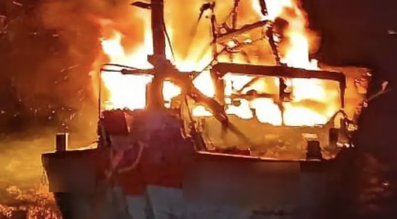 ▲大馬漁船燃燒，25名船員跳海求生。（圖／翻攝自臉書）