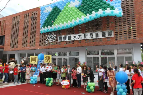 ▲宜蘭冬山鄉立圖書館當年的揭牌儀式。（圖／品牌提供）