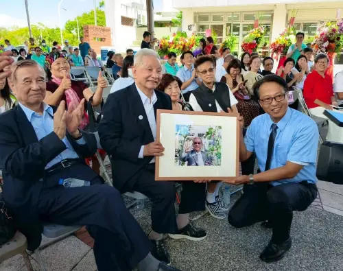 ▲「阿瘦皮鞋」創辦人羅水木（中），對宜蘭冬山鄉立圖書館有著相當濃厚情感。（圖／品牌提供）