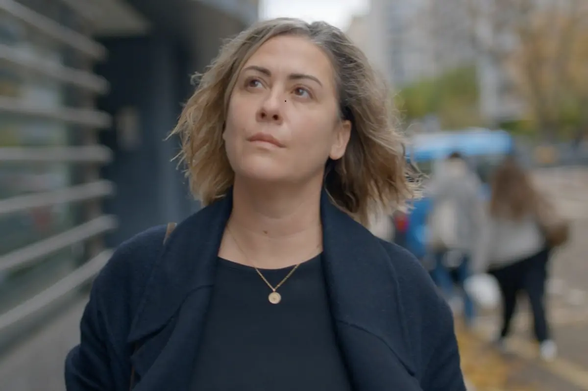 ▲法國婦女吉賽兒遭老公下藥、被近80位男子性侵的事件，拍成紀錄片《被下藥的真相：羞恥不再屬於受害者》，將在《公視主題之夜SHOW》播出。片中吉賽兒的女兒卡洛琳（如圖）出面擔任主述，也訪問其他曾受到類似侵害的婦女，表達她們的心聲。（圖／公視提供）