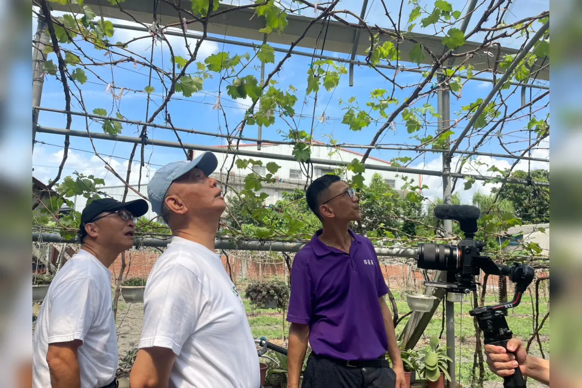 ▲頂新和德基金捐助人代表魏應充（中）親自走訪彰化兩大青創團隊，以「業師」身分親授經營秘訣。（圖／記者洪子苓攝）