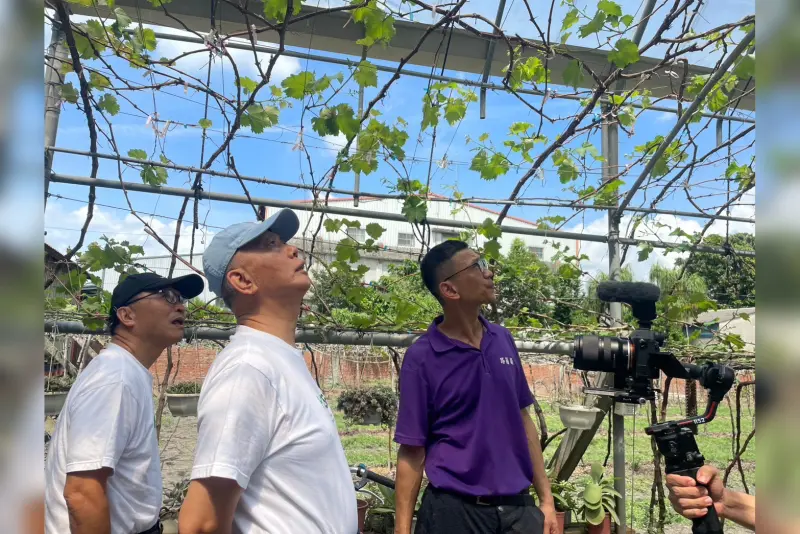 ▲頂新和德基金捐助人代表魏應充（中）親自走訪彰化兩大青創團隊，以「業師」身分親授經營秘訣。（圖／記者洪子苓攝）