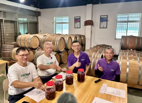 ▲頂新和德基金會捐助人代表魏應充（左二）在莊園現場進行葡萄酒DIY體驗。（圖／記者陳思豪攝）