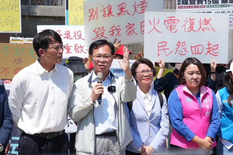 ▲民眾黨立法院黨團5月27日由總召黃國昌率隊，合體國民黨在地議員前往興達電廠考察。（圖／翻攝自張啓楷臉書）