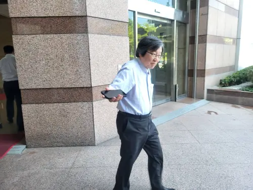 ▲邱義仁出席選對會，面對媒體詢問，並未受訪。（圖／記者陳佩君攝，2025.09.10）