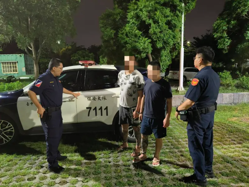 ▲車燈故障遭攔查  意外查獲通緝犯及23包毒品（圖/記者鄧力軍翻攝）