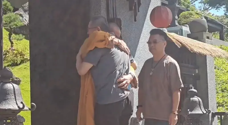 ▲民眾黨前黨主席柯文哲今（10）日上午特地前往桃園蘆竹的「宏願大千世界」拜訪本藏法師。（圖／翻攝畫面）