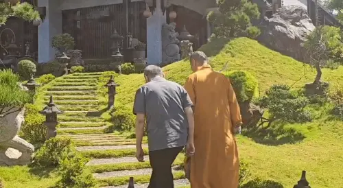 柯文哲哭紅了鼻子！晚半年才祭拜父親⋯見牌位哽咽吐這8字
