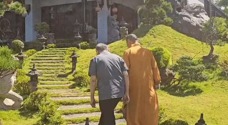 ▲柯文哲今（10）日前往桃園蘆竹的佛寺「宏願大千世界」，參拜已故父親柯承發的牌位。（圖／翻攝畫面）