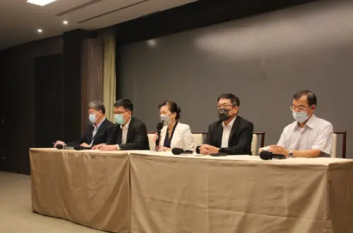 ▲2021年5月13日，造成全國462萬戶用電受影響，時任經濟部長王美花（圖左３），以及台電出面說明狀況。（圖／記者鍾泓良攝影）