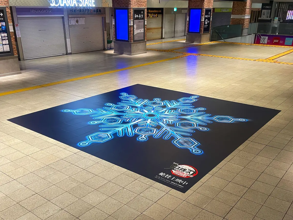 ▲《鬼滅之刃》「上弦之參」猗窩座的羅針，出現在西鐵福岡車站大廳中。（圖／翻攝自@kimetsu_offＸ）