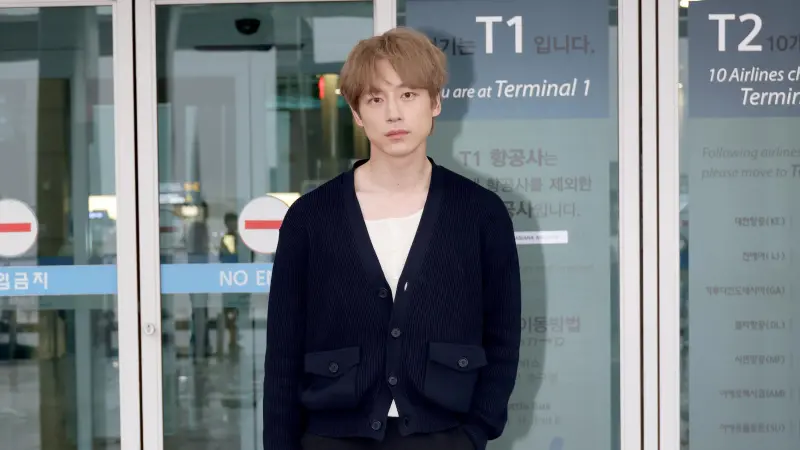 ▲坂口健太郎大搞三角戀，今（10）日被爆與化妝師廣瀨瑠美同居多年，卻同時與永野芽郁曖昧，廣瀨氣到打電話怒嗆永野芽郁：「不要靠近我的男人！」（圖／翻攝自坂口健太郎X@kentaro_s_711）