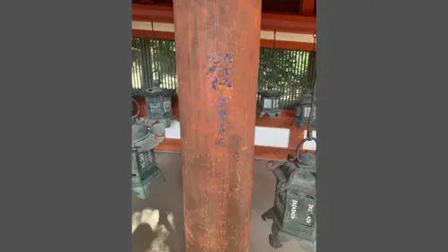 又見觀光公害！日本春日大社國寶柱遭塗鴉　簡體字寫「恩愛永遠」
