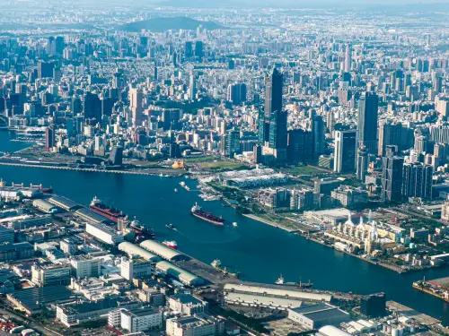 ▲ 飛機上往下俯瞰的高雄空拍，更帶出了85大樓比半屏山高的冷知識。（圖／高市府文化局提供）