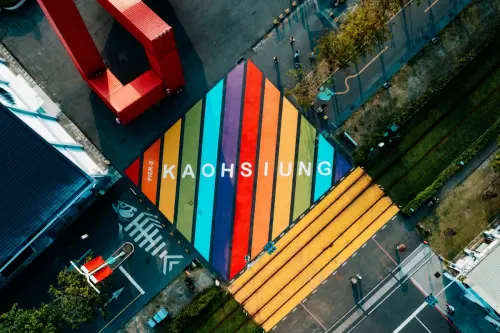 ▲ 8月11日發出第一篇高雄是一座有愛的城市，搭配彩虹地景的空拍照，引起不少共鳴，至今已經累積了30篇，從許多有趣的面向切入高雄這座城市。（圖／高市府文化局提供）