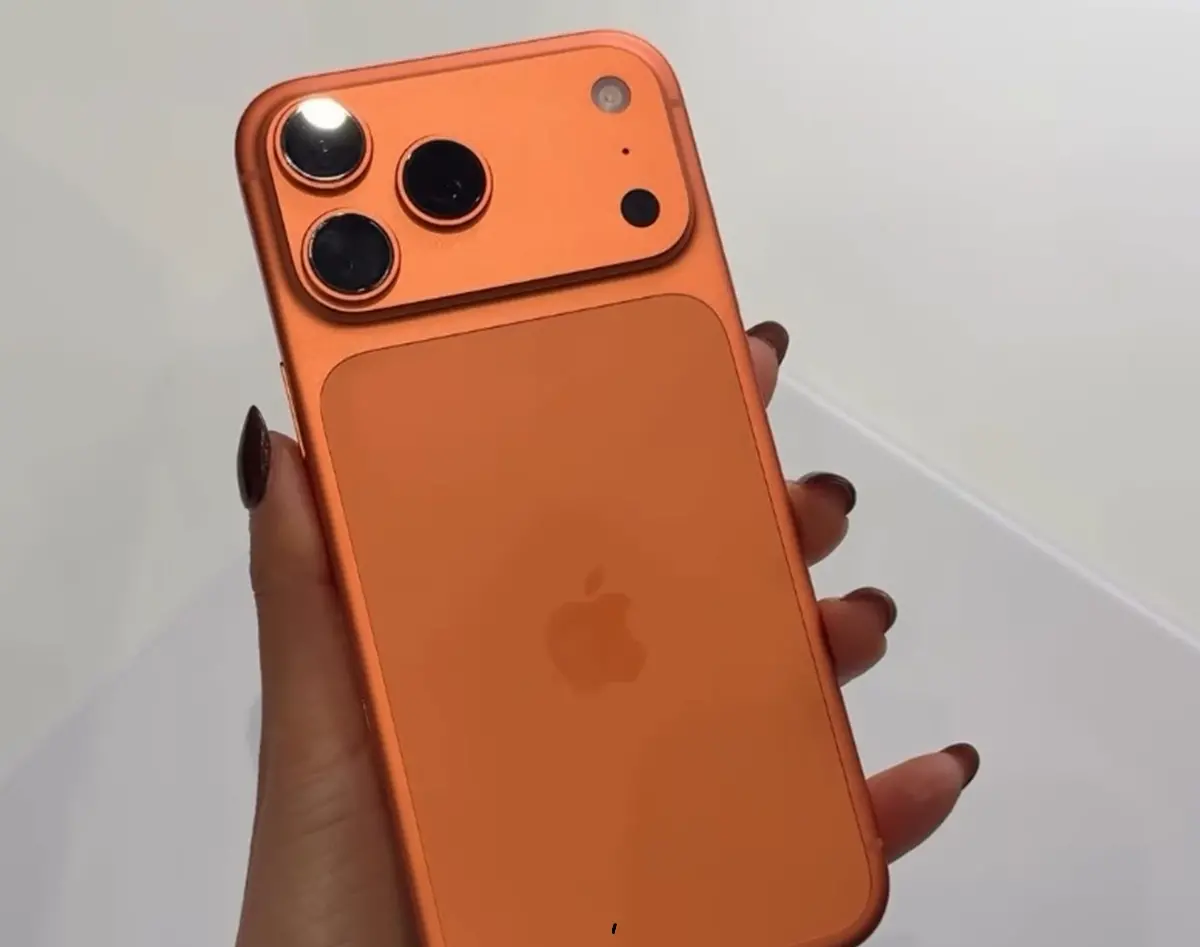 ▲iPhone 17 Pro「宇宙橙」受到外界矚目，但也被酸像是「貨運橘」、「垃圾桶橘」等。不過2020年蘋果開賣1神機同樣因顏色被罵翻，沒想到銷量仍是驚人。（圖／翻攝莫莉IG）