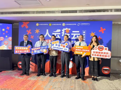 ▲台灣感染症醫學會今（10）日召開記者會，呼籲10月1日起，高風險族群應積極接種「流感、新冠」疫苗保護自己。（圖／記者張志浩攝）