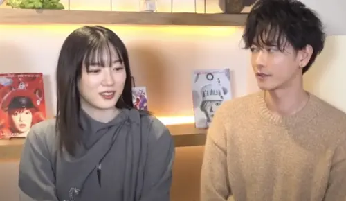 ▲永野芽郁（左）曾和佐藤健（右）合作過，兩人在訪談中互動自然。（圖／翻攝自YouTube oricon）