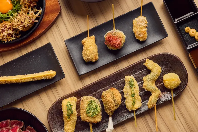 ▲台北東區新開居酒屋「夜串坊KUSHIAGE YORU」，主打大阪街頭「串揚」與日本名古屋兩區域經典菜「手羽先唐揚」等料理。（圖／夜串坊提供）