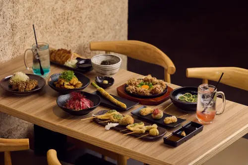 ▲台北東區的日式居酒屋「夜串坊」，打破日本地域界線，同時提供大阪街頭的「串揚」與名古屋庶民最愛的「手羽先唐揚」。（圖／夜串坊提供）