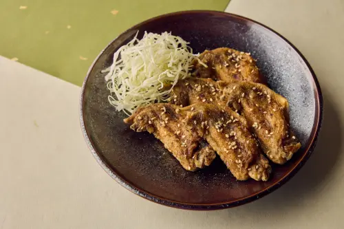 ▲台北東區的日式居酒屋「夜串坊KUSHIAGE YORU」也吃得到名古屋名菜「元祖手羽先唐揚」。（圖／夜串坊提供）