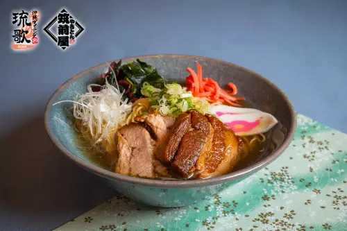 ▲「筑前屋」與沖繩的知名料理品牌「琉歌」聯手，推出「沖繩味覺祭り」期間限定季節菜單，圖為沖繩角煮。（圖／筑前屋提供）