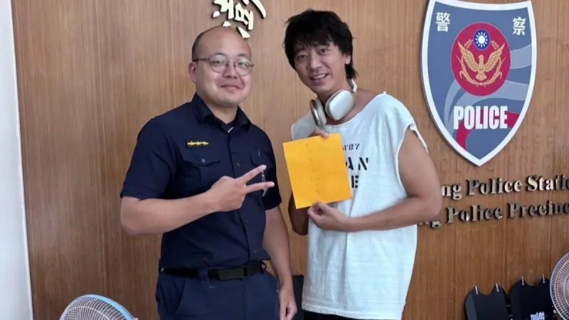 ▲歌手蘇見信（右）在澎湖拍戲時不小心掉錢，遇到好心人拾金不昧到派出所，他親自去領回遺失現金。（圖／翻攝自澎湖縣政府警察局馬公分局臉書）