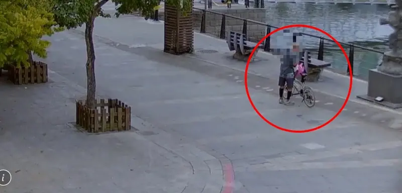 ▲胡姓街友做完筆錄又涉嫌偷貓塞塑膠袋 。（圖／翻攝畫面）