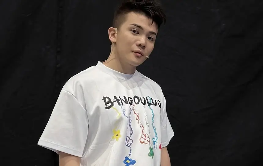 ▲孫生（如圖）加入花蓮救災行動，卻被質疑坐在紙箱上抽菸，假救災、真作秀。對此孫生公開現場影片，並發文表示自己已經成長許多，不想再演無聊的戲，這次救災是來真的。（圖／孫生IG@soon6669）