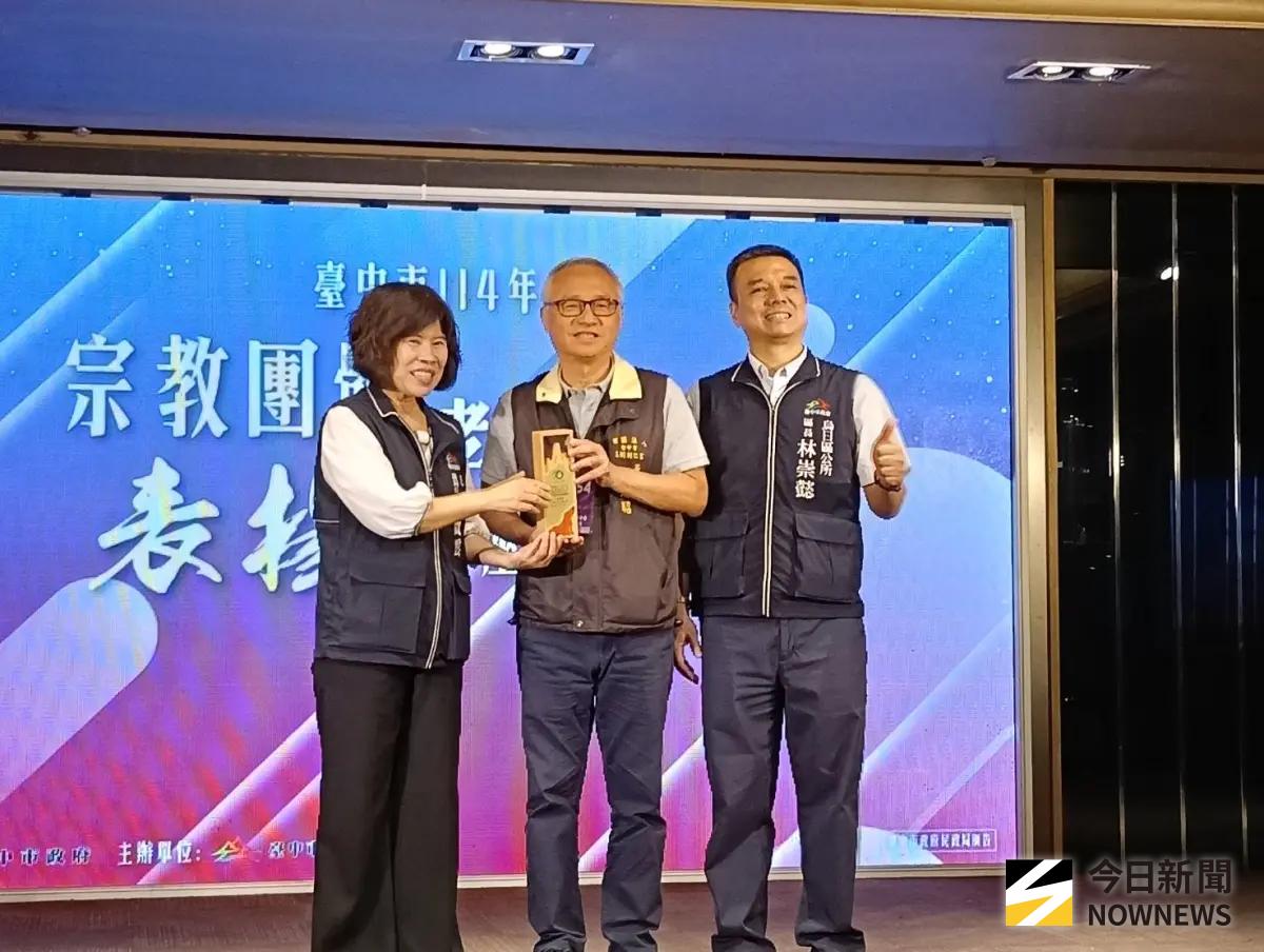 ▲中市府舉行「114年宗教團體及孝行楷模表揚」，烏日區玉闕朝仁宮積極推動低碳宗教措施，成功通過「低碳認證」(圖／柳榮俊攝2025.9.10)