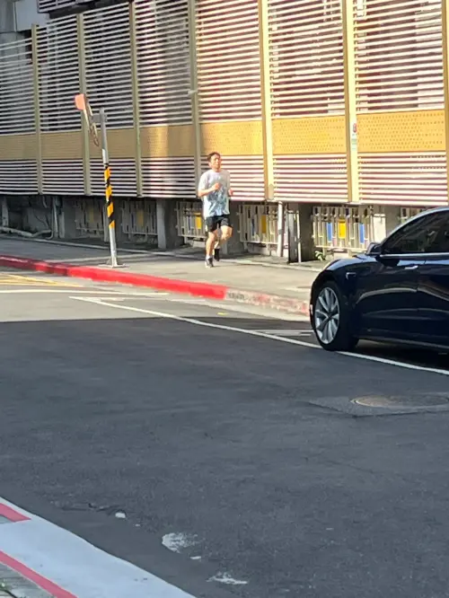 ▲李洋利用上班前的30分鐘晨跑，完成了5000公尺，全程均速每公里約6分鐘。（圖／翻攝自運動部Threads）