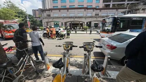 板橋車站北二門車禍！公車狠撞鬼切計程車　車門全毀3人送醫
