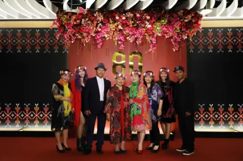 ▲張惠妹（左2）在台北找到像台東的家！為母（左4）砸1.2億買500坪豪宅：想看著妳。（圖／環球EMI提供）