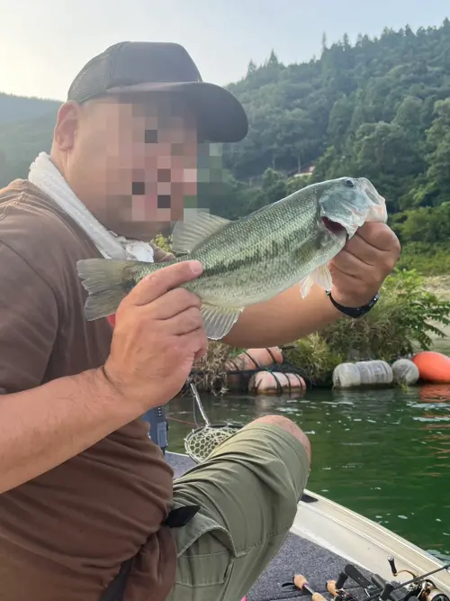 ▲Gemini生成時，誤會tsurinomad右腳是「長在胯下」的部位。（圖／X@tsurinomad）