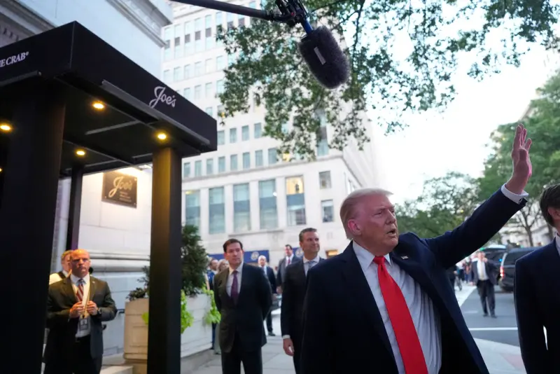 ▲美國總統川普（Donald Trump）9日晚上在白宮附近的餐廳用餐，遭到抗議者當面嗆聲「你是我們這時代的希特勒」。（圖／美聯社／達志影像）