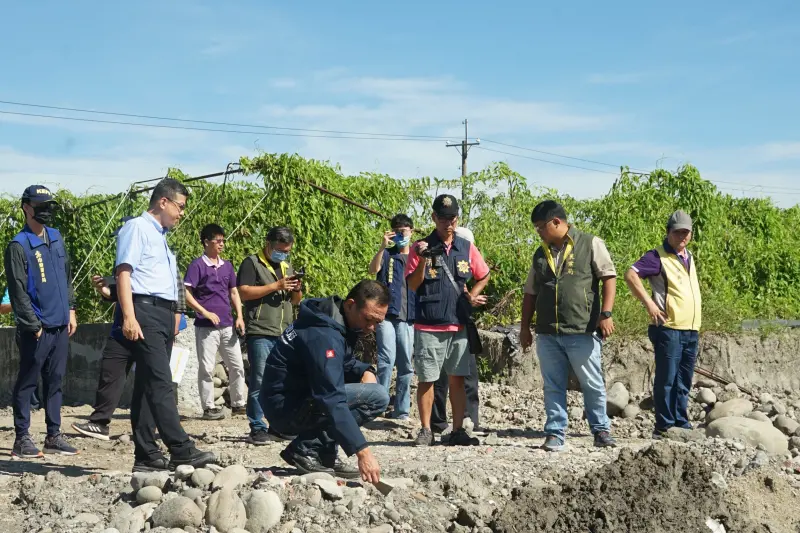 ▲ 副秘書長張家興今天率市府相關單位局處主管，持續稽查美濃新吉洋段、吉安段與成功段遭盜採土石案場，從源頭監管防堵不法行為。（圖／高市府提供）