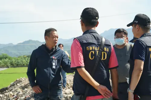 ▲ 張家興也於現場要求警察局於盜採坑洞周圍設置警戒線或告示牌等設施，以維護公眾安全。（圖／高市府提供）