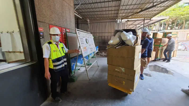 ▲台中新光三越展開進貨作業(圖／都發局提供2025.9.10)