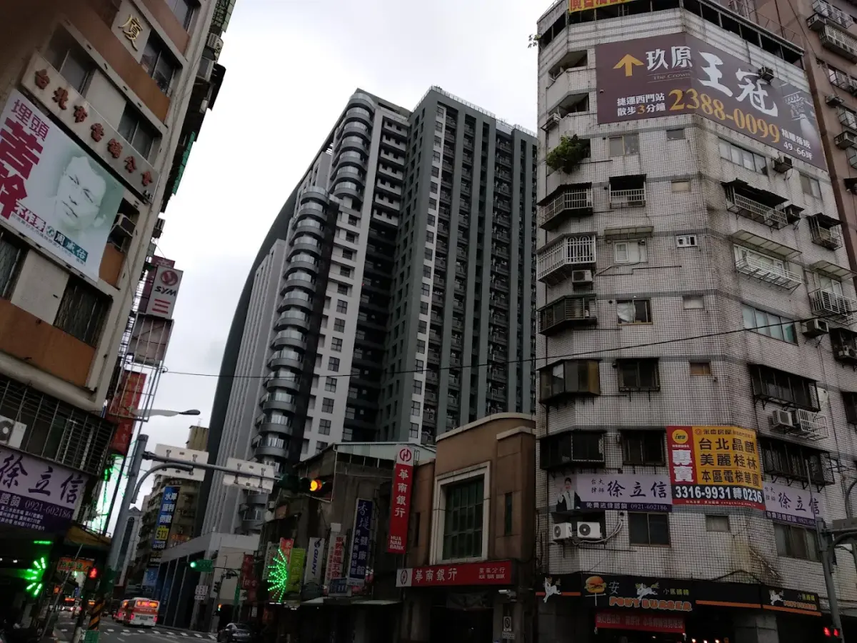 ▲萬華區的「台北晶麒」因總價親民、屋齡新、生活機能完整等優勢，成為近一年台北交易最熱的社區。（圖／Google評價）