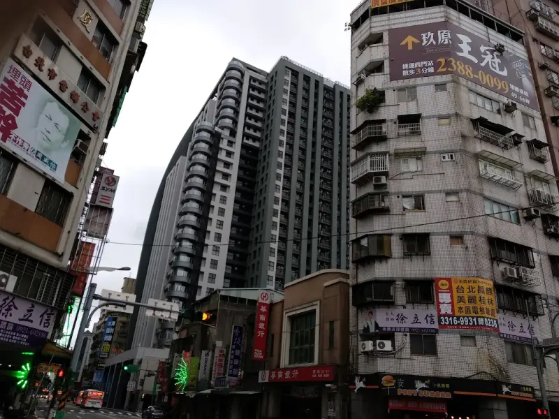 ▲萬華區的「台北晶麒」因總價親民、屋齡新、生活機能完整等優勢，成為近一年台北交易最熱的社區。（圖／Google評價）