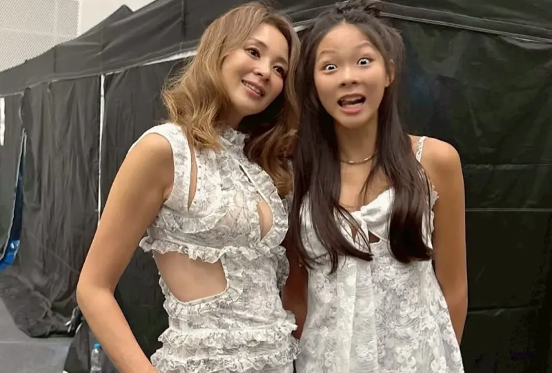 ▲GD前裸體的女孩不見了，秋小愛（右）近日登上時裝周同框母親矢野志保（左）秀驚人大長腿，神複製模特媽媽的基因，讓大家都超驚豔。（圖／矢野志保IG@shiho_style）